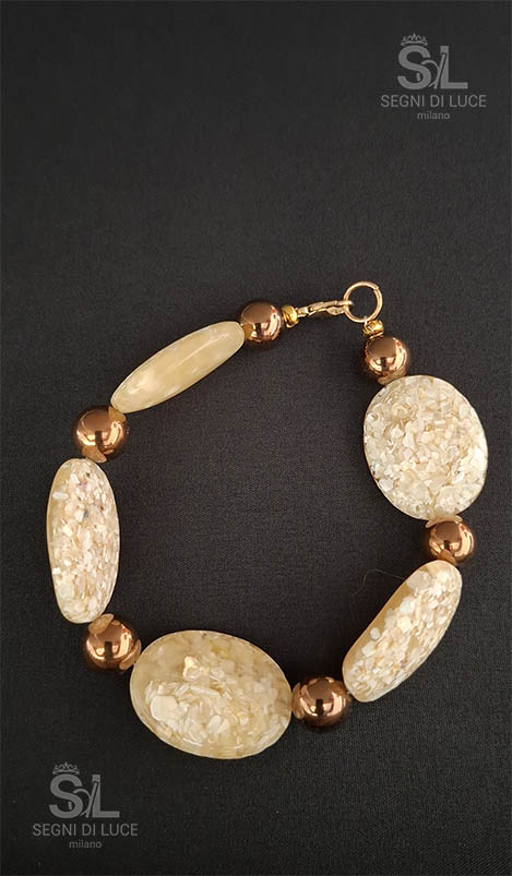 Bracciale donna artigianale STORRI con elementi irregolari effetto sasso di fiume beige-grigio e perle sferiche color tabacco, volume deciso e leggero, chiusura dorata. Pezzo unico Segni di Luce.