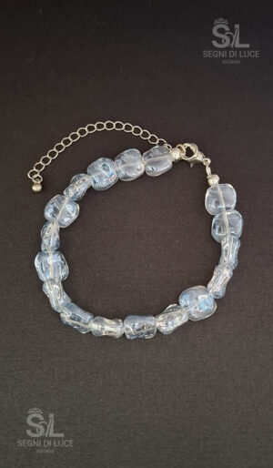 Passaggio è un bracciale uomo artigianale con perle irregolari azzurro ghiaccio trasparenti in resina, anima in fibra di vetro ed estensione removibile, pensato per accompagnare il cambiamento, Segni di Luce.