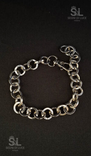 Bracciale uomo Resto in maglie a catena color acciaio lucido, realizzato con alluminio e rodio ed estensione modulare integrata, linea architettonica essenziale firmata Segni di Luce.
