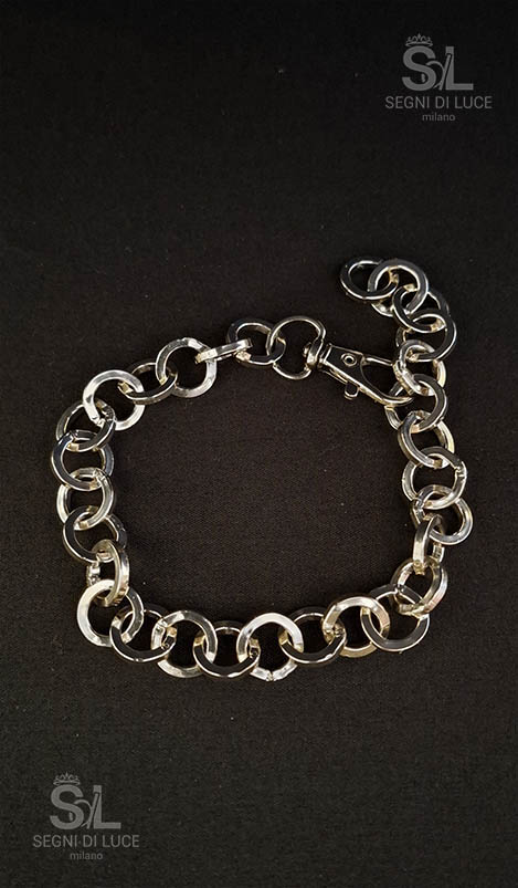Bracciale uomo Resto in maglie a catena color acciaio lucido, realizzato con alluminio e rodio ed estensione modulare integrata, linea architettonica essenziale firmata Segni di Luce.