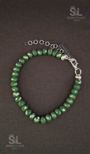 Bracciale uomo Rotta realizzato a mano con micro perle sfaccettate verde scuro, connessioni in metallo e catena di regolazione integrata, design rigoroso e personale, collezione Segni di Luce.