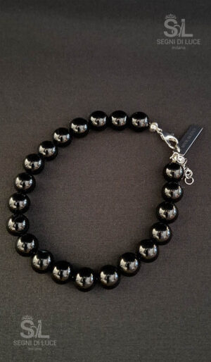 Soglia è un bracciale uomo artigianale total black con perle sferiche nere, presenza materica importante ed estensione rimovibile, design deciso tra accessorio e armatura, Segni di Luce.
