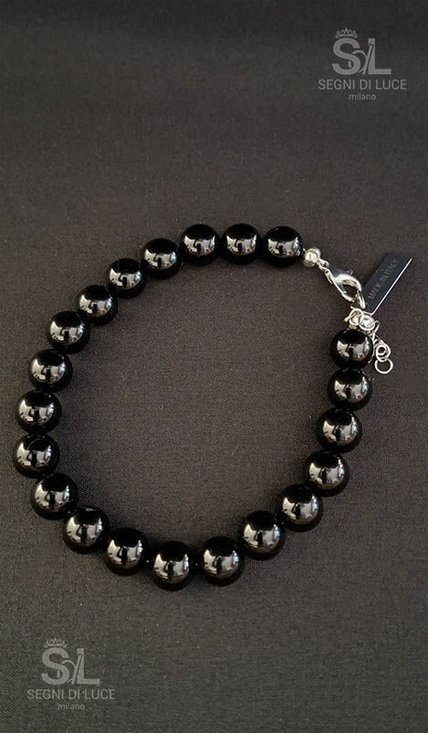 Soglia è un bracciale uomo artigianale total black con perle sferiche nere, presenza materica importante ed estensione rimovibile, design deciso tra accessorio e armatura, Segni di Luce.