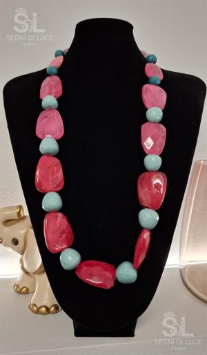 Collana artigianale lunga 71 cm con perle irregolari rosa, elementi verde chiaro e accenti scuri trasparenti, design dinamico e contemporaneo.