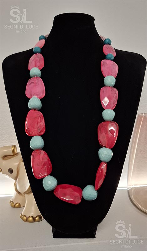 Collana artigianale lunga 71 cm con perle irregolari rosa, elementi verde chiaro e accenti scuri trasparenti, design dinamico e contemporaneo.