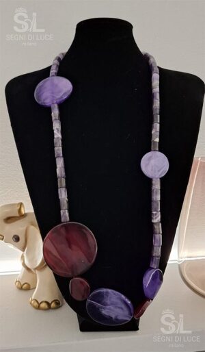 Collana artigianale lunga 82 cm con grandi pietre piatte viola e rosse e pendente centrale, design fluido e scultoreo.
