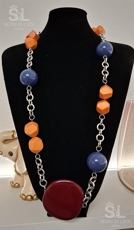 Collana artigianale lunga 106 cm con cubi arancioni, sfere blu cobalto e ciondolo rosso centrale, design geometrico e vibrante.