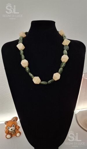 Collana artigianale con perle ovali verdi e poligoni ecru, design geometrico bilanciato e raffinato.