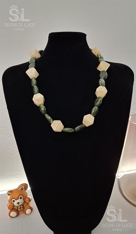 Collana artigianale con perle ovali verdi e poligoni ecru, design geometrico bilanciato e raffinato.