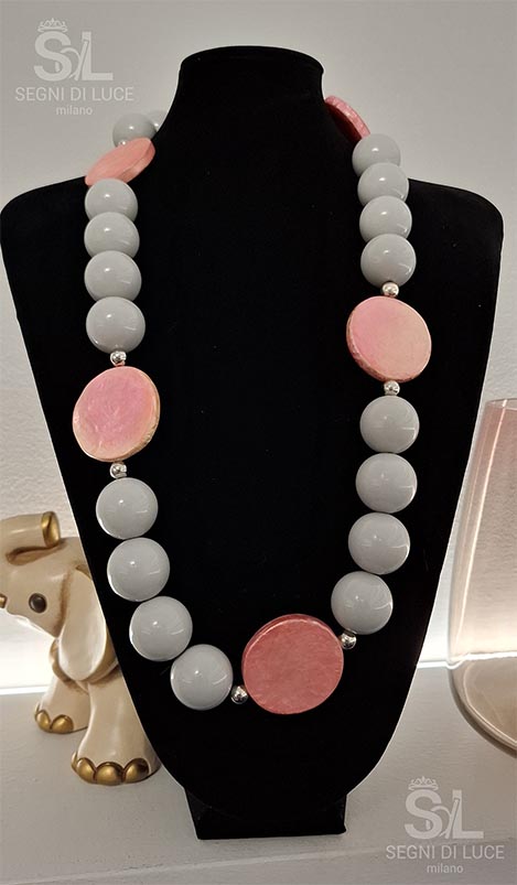 Collana artigianale lunga 78 cm con perle grigio chiaro e dischi madreperlati rosa, design minimale e geometrico.