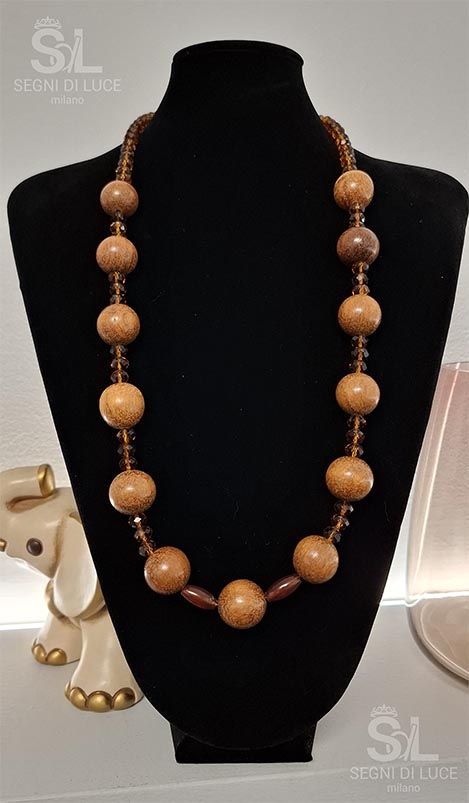 Collana luminosa Eos perle in legno con riflessi dorati e caldi ispirati all'alba, pezzo unico artigianale Segni di Luce Milano.