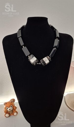 Collana statement pezzo unico dal design minimale e lineare. Un gioiello artigianale essenziale pensato per distinguersi con eleganza naturale.