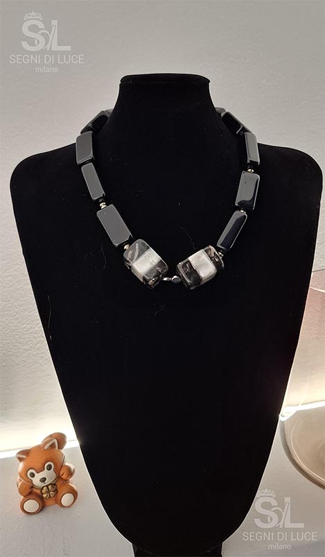 Collana statement pezzo unico dal design minimale e lineare. Un gioiello artigianale essenziale pensato per distinguersi con eleganza naturale.