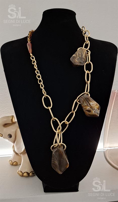 Collana Fortuna, catena maglia Forzatina dorata, pietre irregolari marrone venato marmoreo e pietre piccole colore miele, udace e carismatica, pezzo unico Segni di Luce Milano.