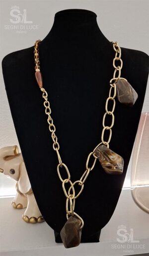 Collana artigianale lunga 94 cm con tre pendenti in pietra beige venata, catena oro e perle marroni.