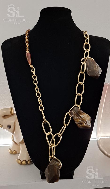 Collana artigianale lunga 94 cm con tre pendenti in pietra beige venata, catena oro e perle marroni.