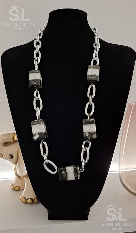 Collana lunga artigianale pezzo unico con catena in argento satinato e volumi in resina effetto marmo bianco e nero. Design urban chic deciso e sofisticato.