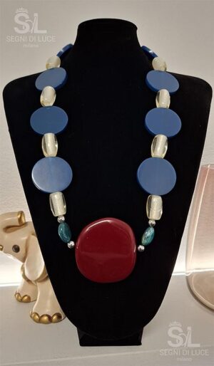 Collana pezzo unico con pietre blu acqua trasparenti irregolari e dettagli in acciaio. Un gioiello artigianale luminoso dal design essenziale, pensato per un’eleganza quotidiana raffinata.