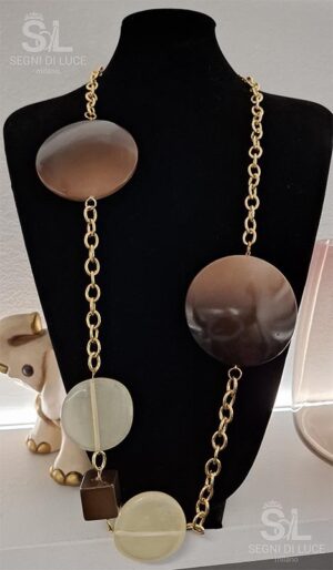 Collana pezzo unico con grandi dischi in legno mogano, sfere avorio e catena dorata. Un gioiello artigianale dal carattere naturale e sofisticato.