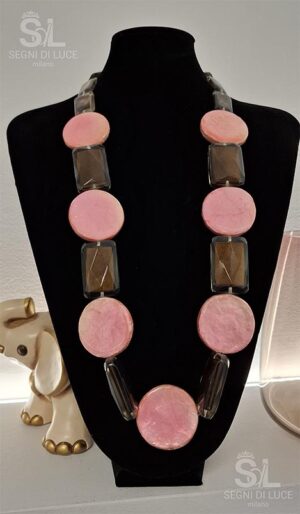 Collana statement artigianale pezzo unico dal design audace e scultoreo. Un gioiello di carattere pensato per una presenza forte, con contrasti decisi e materiali ricercati.