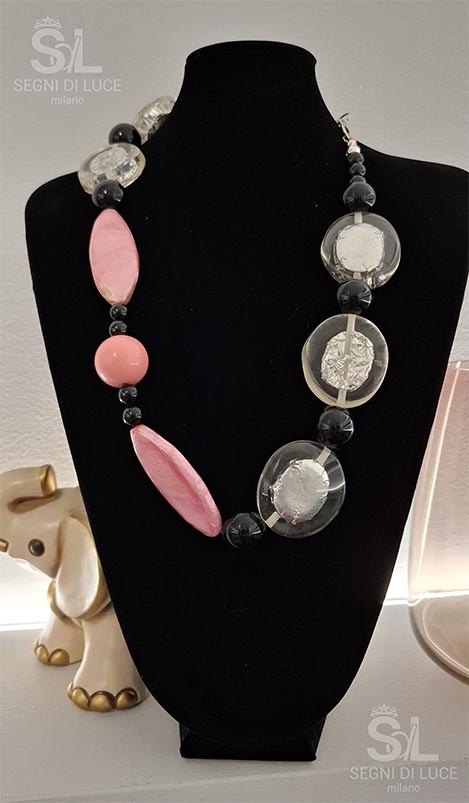 Collana pezzo unico con pietre trasparenti argentate, losanghe in madreperla rosa e perle nere lucide. Un gioiello artigianale sofisticato dal design profondo e strutturato.