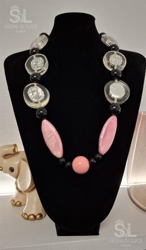 Collana pezzo unico con pietre trasparenti argentate, losanghe in madreperla rosa e perle nere lucide. Un gioiello artigianale sofisticato dal design profondo e strutturato.