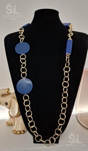 Collana lunga artigianale pezzo unico con elementi geometrici blu traslucidi e catena dorata. Un design contemporaneo leggero e d’impatto, curato nei minimi dettagli.