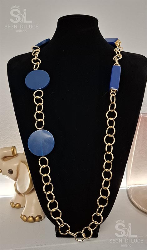 Collana lunga artigianale pezzo unico con elementi geometrici blu traslucidi e catena dorata. Un design contemporaneo leggero e d’impatto, curato nei minimi dettagli.