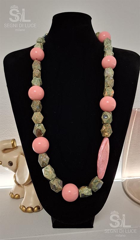 Collana statement pezzo unico con grandi perle rosa, pietre verdi marmorizzate e perla centrale ovale. Un gioiello scultoreo di forte presenza e ispirazione artistica.