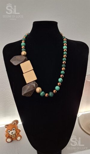 Collana artigianale pezzo unico in tonalità naturali con pendenti sfaccettati e dettagli dorati. Un gioiello versatile che unisce materia e design contemporaneo.