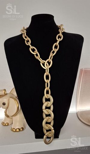 Collana a catena dorata oversize pezzo unico dal design lariat. Un gioiello statement contemporaneo con maglie importanti e presenza decisa.