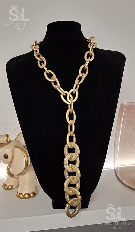 Collana a catena dorata oversize pezzo unico dal design lariat. Un gioiello statement contemporaneo con maglie importanti e presenza decisa.