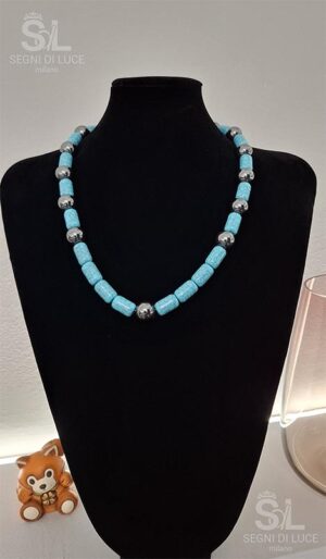 Collana pezzo unico con cilindri turchesi e sfere bronzo scuro. Un gioiello artigianale dal contrasto cromatico equilibrato e dall’eleganza fresca e decisa.