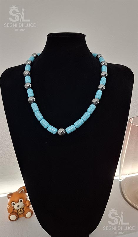Collana pezzo unico con cilindri turchesi e sfere bronzo scuro. Un gioiello artigianale dal contrasto cromatico equilibrato e dall’eleganza fresca e decisa.