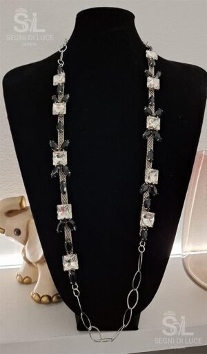 Collana artigianale pezzo unico con cristalli trasparenti quadrati e gemme nere a navetta su catena fluida. Un gioiello elegante e luminoso dal fascino notturno.