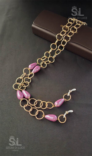 Catenella reggi-occhiali donna artigianale dorata con perle madreperlate lilla, luminose e discrete. Accessorio pezzo unico firmato Segni di Luce, indossabile anche come collana.